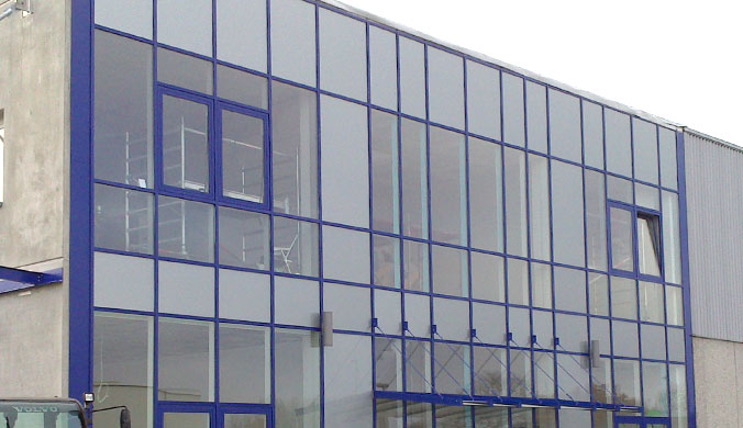 Industrie-Glasfassade mit Aluminiumrahmen